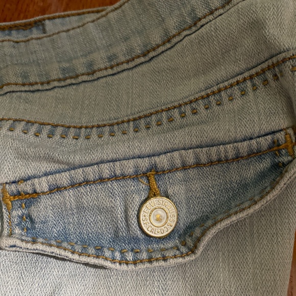 Levi’s light wash shorts - Picture 4 of 10